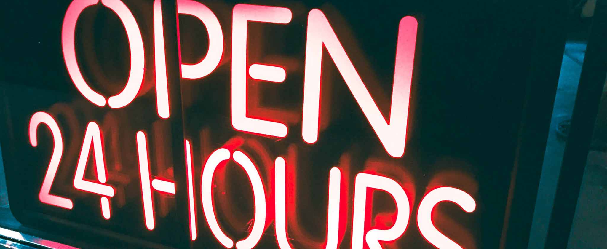 Insegna luminosa al neon con la scritta Open