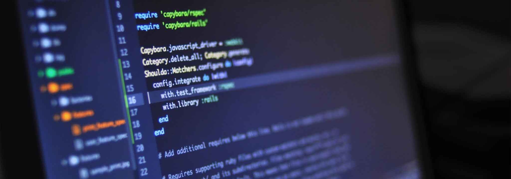 Codice sorgente su uno schermo: sviluppo software a Perugia